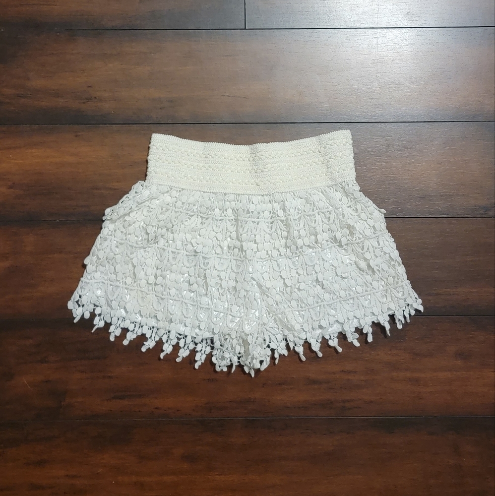 Yilaikeni White Shorts